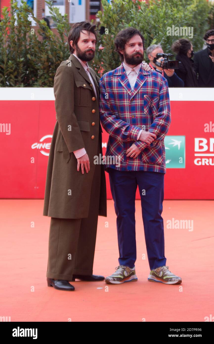 Roma, Italia. 23 Ott 2020. I registi italiani Damiano e Fabio D'Innocenzo partecipano al tappeto rosso della nona giornata del Festival del Cinema di Roma 2020 a Roma, Italia, il 23 ottobre 2020. (Foto di Matteo Nardone/Pacific Press/Sipa USA) Credit: Sipa USA/Alamy Live News Foto Stock