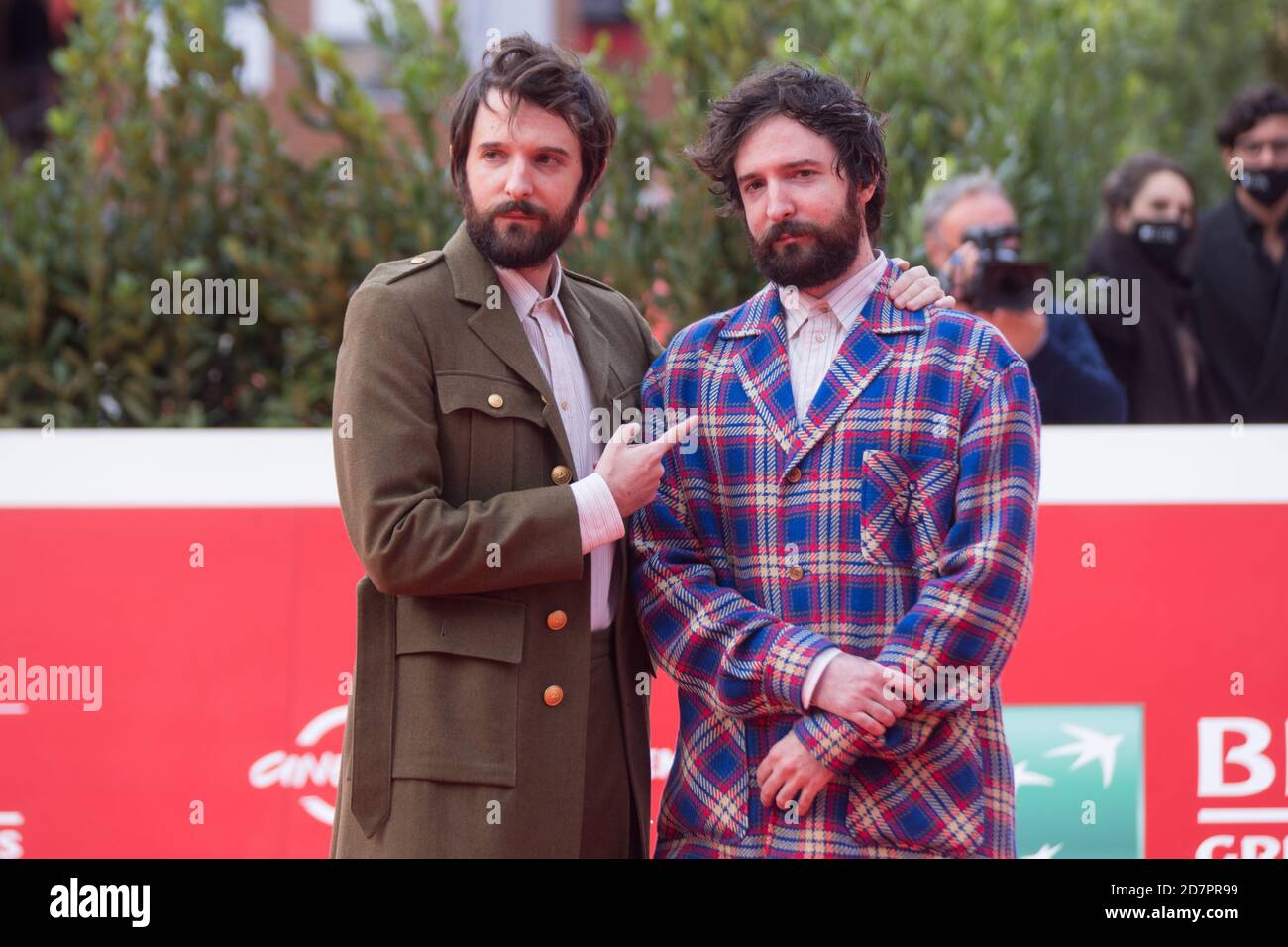 Roma, Italia. 23 Ott 2020. I registi italiani Damiano e Fabio D'Innocenzo partecipano al tappeto rosso della nona giornata del Festival del Cinema di Roma 2020 a Roma, Italia, il 23 ottobre 2020. (Foto di Matteo Nardone/Pacific Press/Sipa USA) Credit: Sipa USA/Alamy Live News Foto Stock