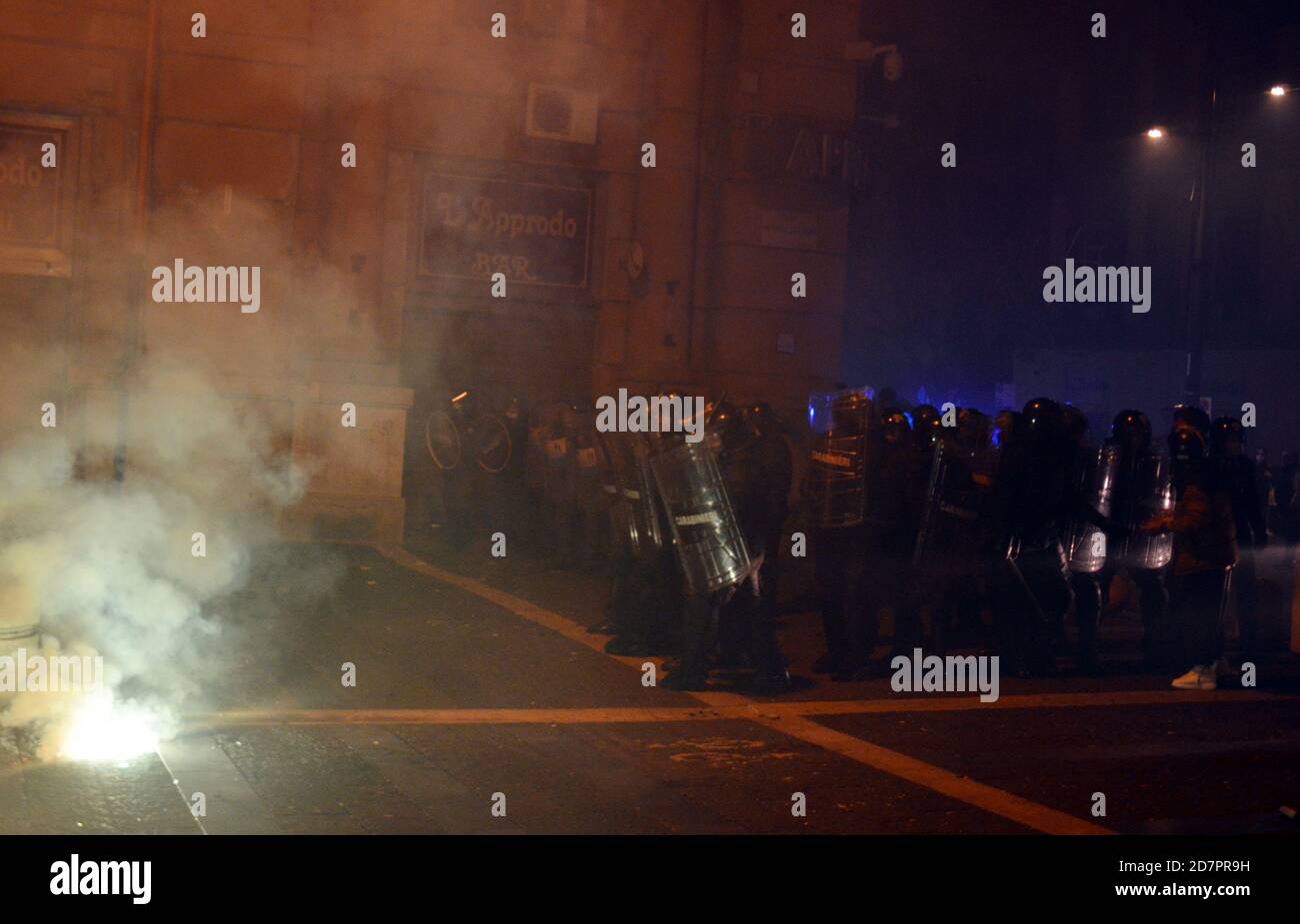 Napoli, Italia. 23 Ott 2020. Rivolta a Napoli, Italia, tra imprenditori del settore della ristorazione e la polizia il 23 ottobre 2020. I tumulti iniziati dopo il governatore della Regione Campania, Vincenzo De Luca ha ordinato la chiusura parziale delle attività dei ristoranti dalla sera alle 23.00 fino alle 5 ore del mattino per contrastare l'aumento del virus Covid-19. (Foto di Pasquale Gargano/Pacific Press/Sipa USA) Credit: Sipa USA/Alamy Live News Foto Stock