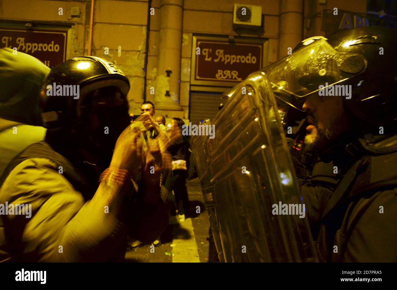 Napoli, Italia. 23 Ott 2020. Rivolta a Napoli, Italia, tra imprenditori del settore della ristorazione e la polizia il 23 ottobre 2020. I tumulti iniziati dopo il governatore della Regione Campania, Vincenzo De Luca ha ordinato la chiusura parziale delle attività dei ristoranti dalla sera alle 23.00 fino alle 5 ore del mattino per contrastare l'aumento del virus Covid-19. (Foto di Pasquale Gargano/Pacific Press/Sipa USA) Credit: Sipa USA/Alamy Live News Foto Stock