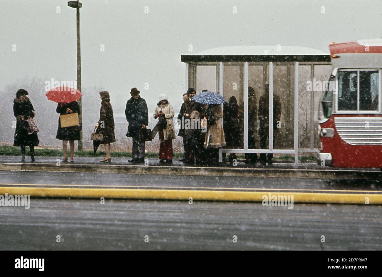 Park and ride stazione degli autobus della metropolitana a Springfield; VA. Il riparo degli autobus e parcheggio frangia gratuito dovrebbe incoraggiare l'uso di mezzi di trasporto di massa ca. 1973 Foto Stock