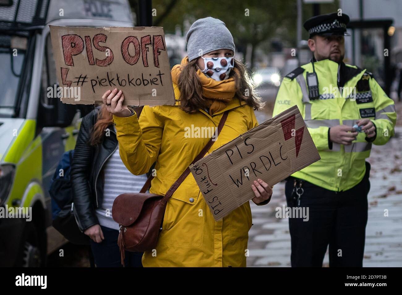 Centinaia di polacchi britannici si riuniscono al di fuori dell'ambasciata polacca di Londra per protestare contro un divieto quasi totale di aborto. I manifestanti si sono Uniti in solidarietà con migliaia di persone che marciavano nelle città di tutta la Polonia in risposta alla sentenza di giovedì della più alta corte polacca secondo cui una legge esistente che consentiva l’aborto di feti malformati era incompatibile con la costituzione. La sentenza ha provocato un grido di 38 milioni di persone da parte dei gruppi di diritti all'interno e all'esterno del paese profondamente cattolico. Alcuni manifestanti hanno cantato: "Libertà, uguaglianza, diritti delle donne". Londra, Regno Unito. Foto Stock