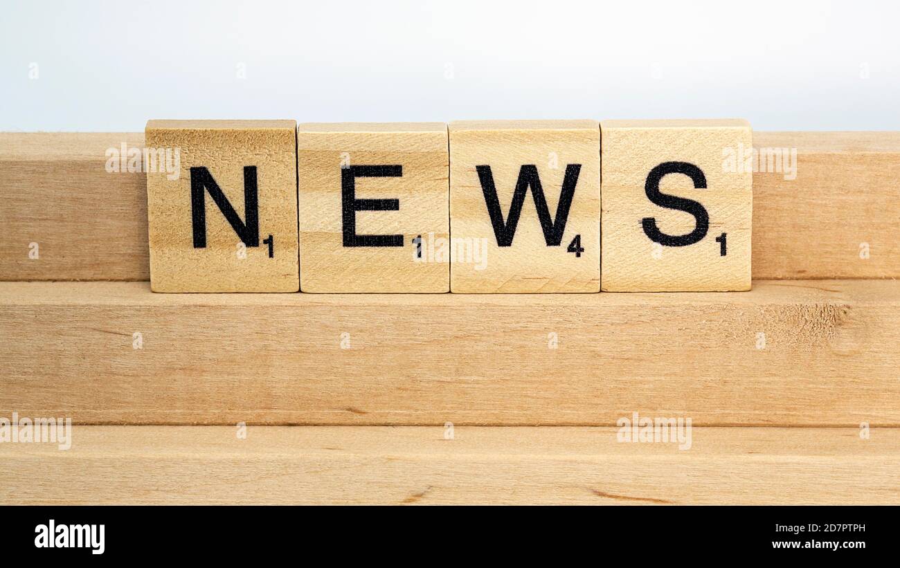 Blocchi di lettere su una barra di legno forma la parola News, immagine simbolo per le notizie, notizie, Germania Foto Stock