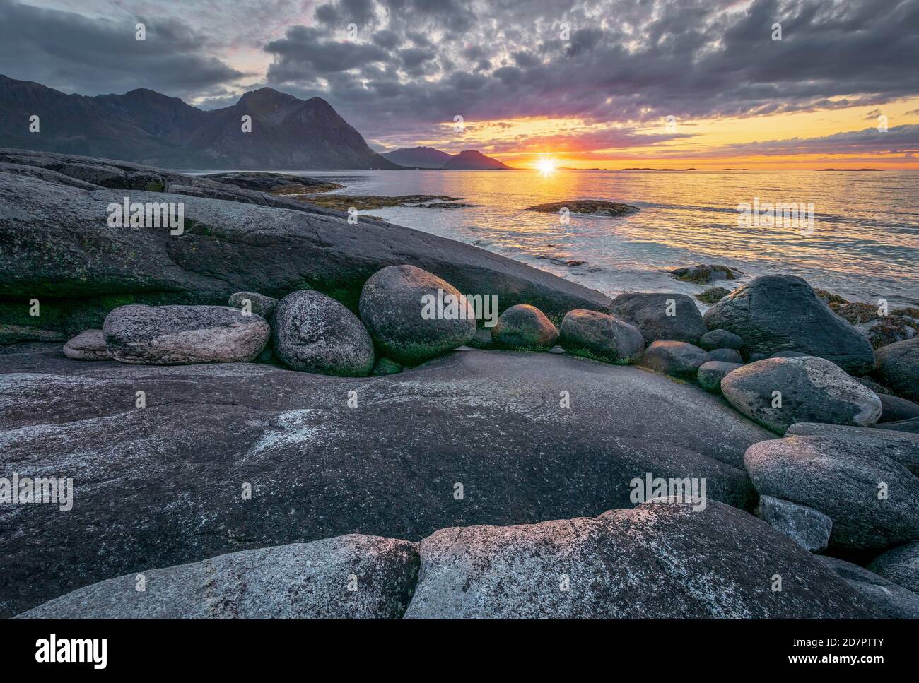 Tramonto al mare, di fronte alla costa rocciosa, Ramberg, Napp, Lofoten, Nordland, Norvegia Foto Stock