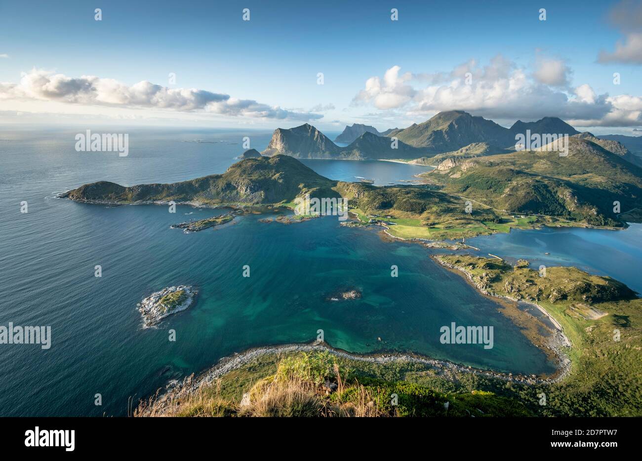 Vista del mare dalla cima, Offersoykammen, Vestvagoy, Lofoten, Nordland, Norvegia Foto Stock