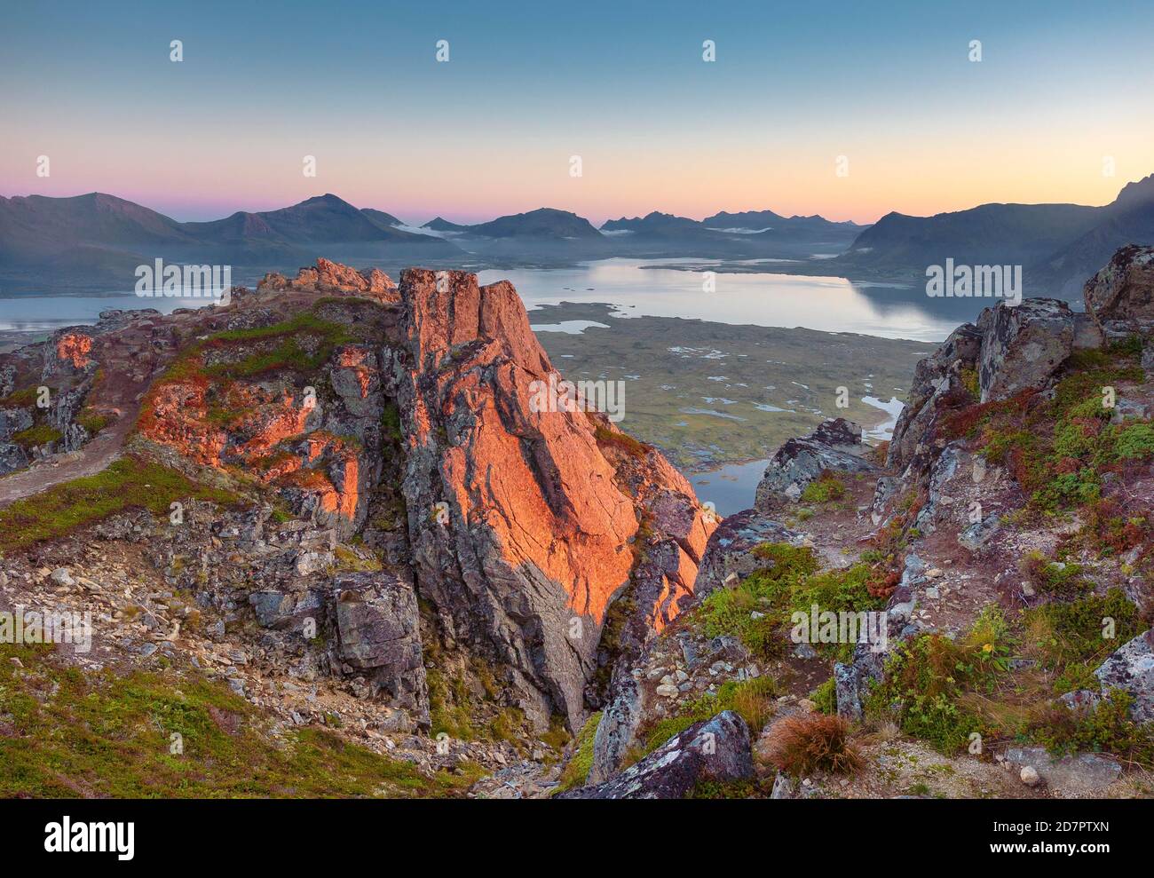 Vista dalla cima di Hoven al tramonto, dietro il mare e fiordo, Vagan, Lofoten, Nordland, Norvegia Foto Stock