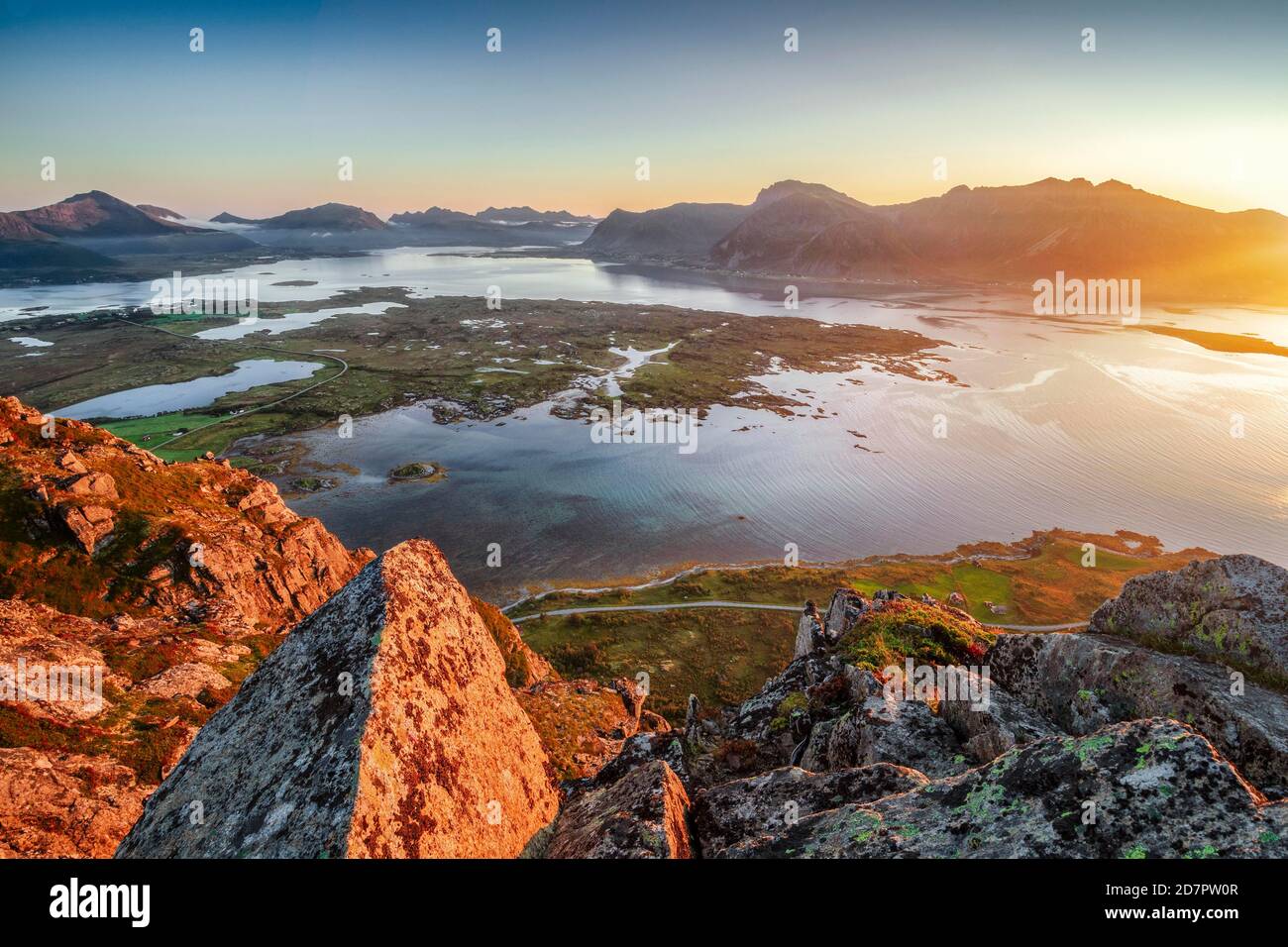 Vista dalla cima di Hoven al tramonto, dietro il mare e fiordo, Gissoy, Lofoten, Nordland, Norvegia Foto Stock