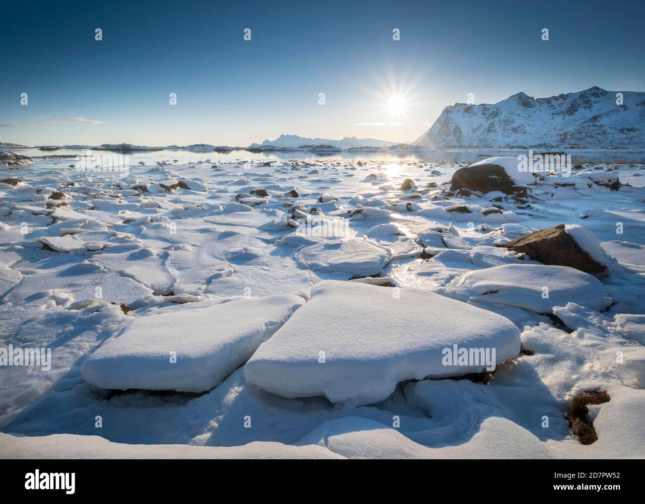 Fiordo congelato con galleggianti di ghiaccio nel paesaggio invernale, Nordland, Lofoten, Norvegia Foto Stock