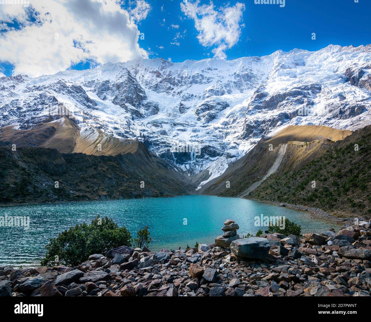 Un bellissimo paesaggio e un lago dai colori piacevoli In Perù Foto Stock