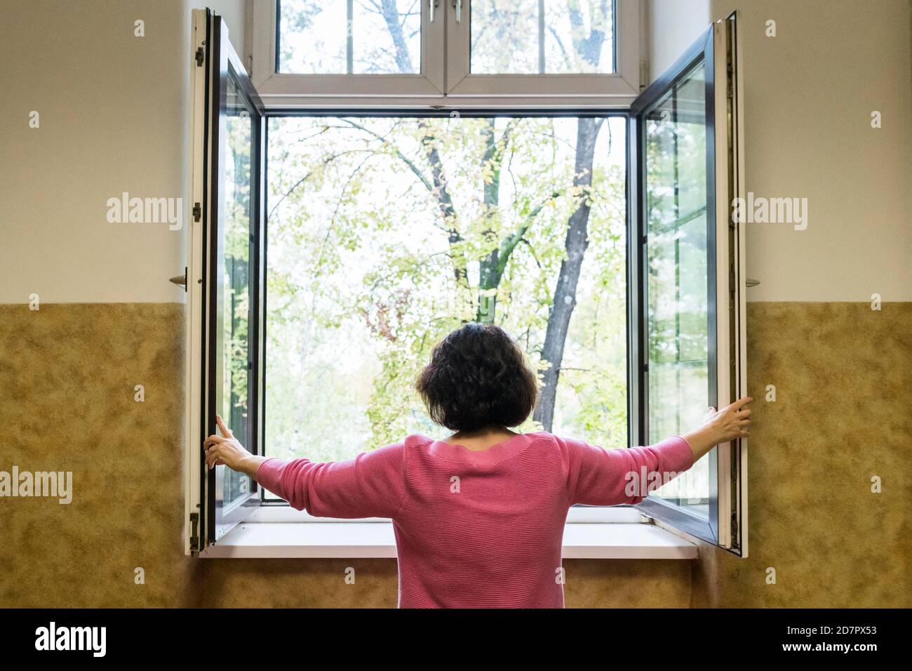 In aula, l'insegnante apre la finestra di Air, Austria Foto Stock