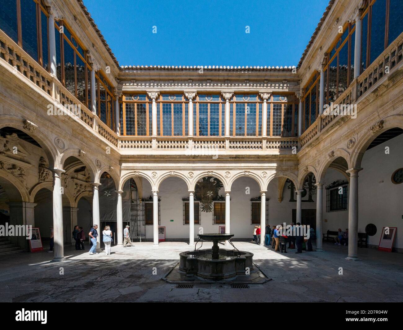Cortile con fontana, patio Principal, tribunale, Tribunal Superior de Justicia de Andalucia, Granada, Andalusia, Spagna Foto Stock