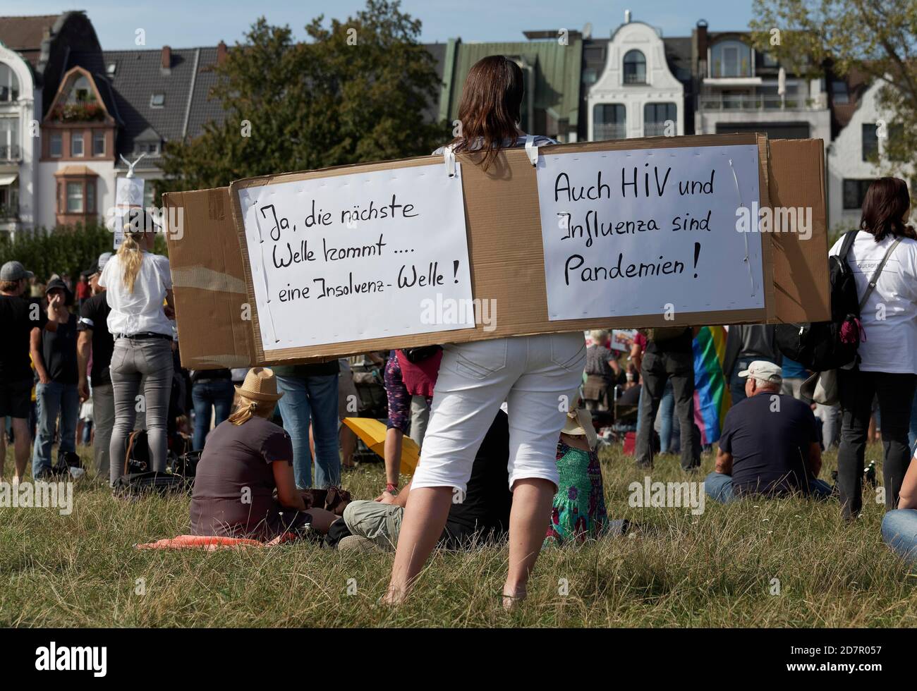 Demo contro le regole della corona sui prati del Reno, donna con onda di insolvenza poster, HIV, influenza, pandemia, Duesseldorf, Nord Reno-Westfalia Foto Stock