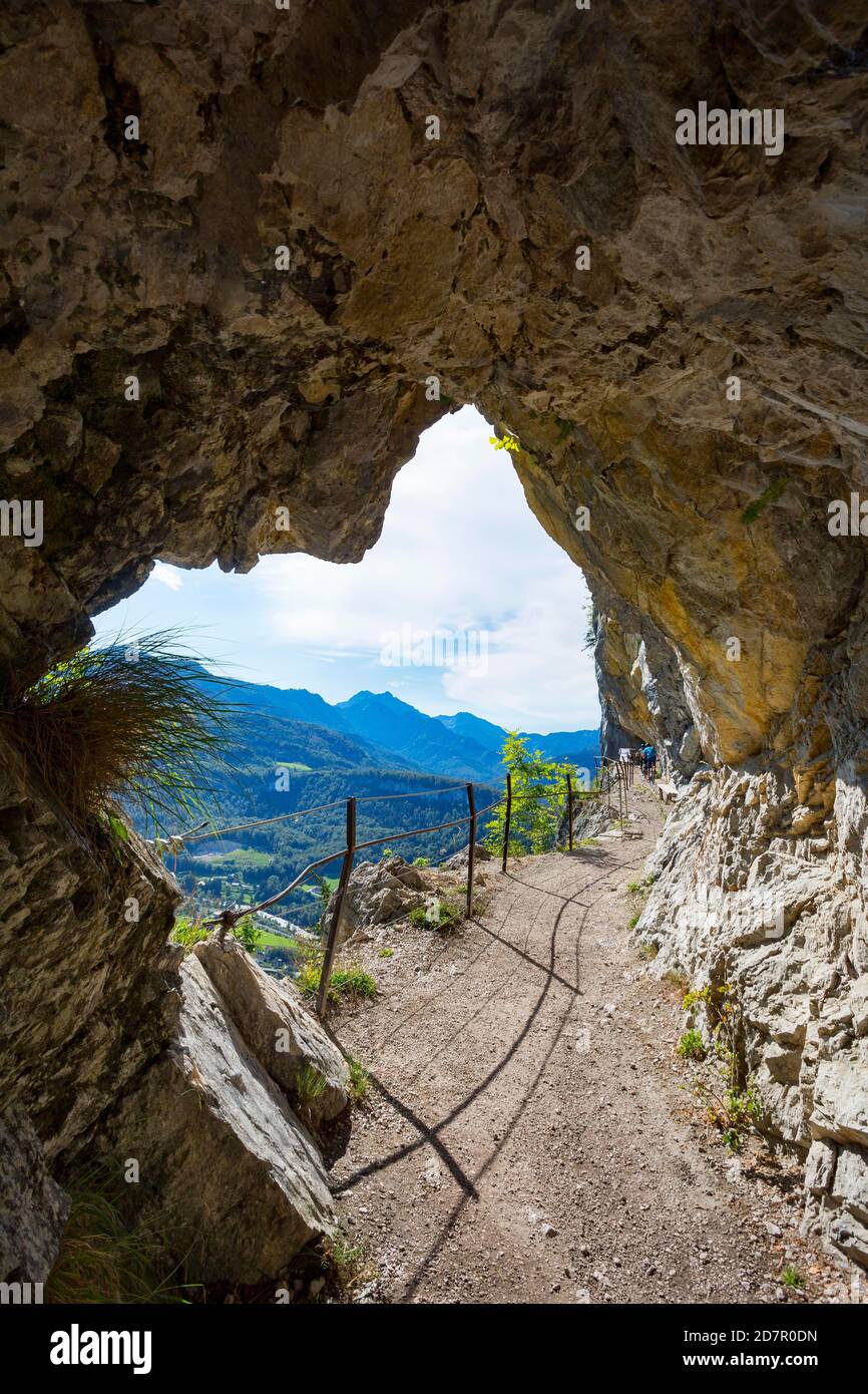 Mountain bike sul sentiero ad alta quota attraverso la Wand di Ewige, Bad Goisern, Salzkammergut, alta Austria, Austria Foto Stock