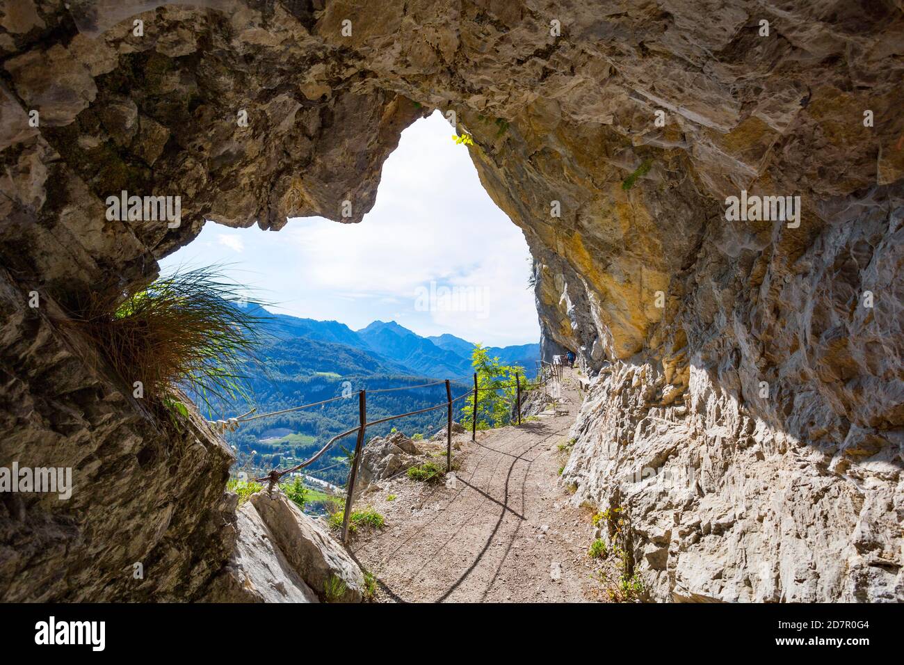 Mountain bike sul sentiero ad alta quota attraverso la Wand di Ewige, Bad Goisern, Salzkammergut, alta Austria, Austria Foto Stock