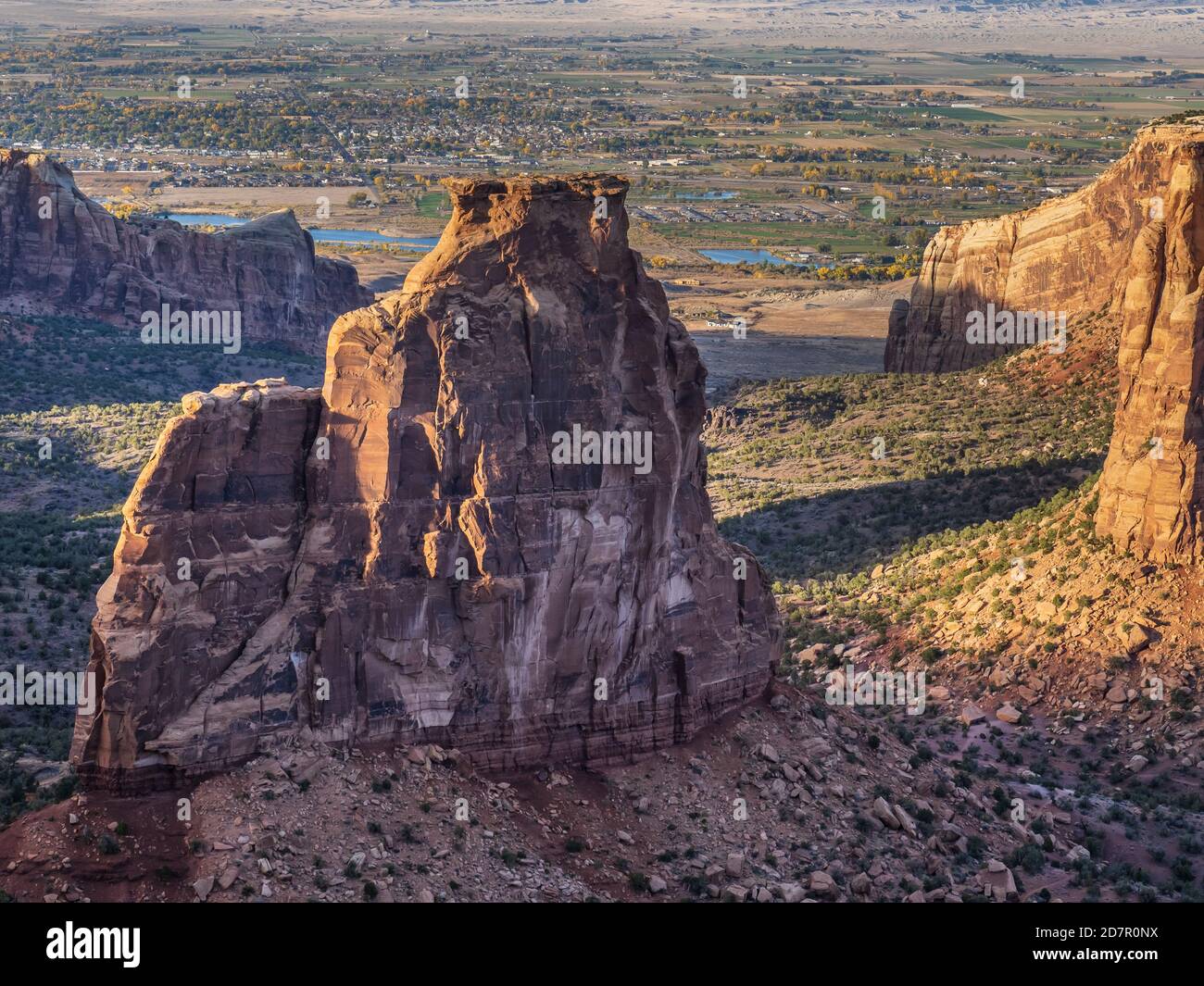 Independence Monument da Rim Rock Drive, Colorado National Monument vicino a Grand Junction, Colorado. Foto Stock