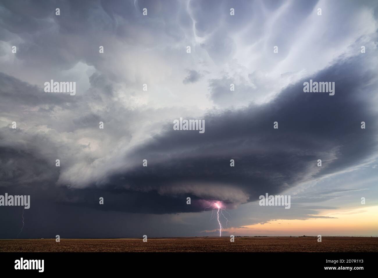 Temporale Supercell e nube a terra fulmine sciopero vicino Sublette, Kansas Foto Stock