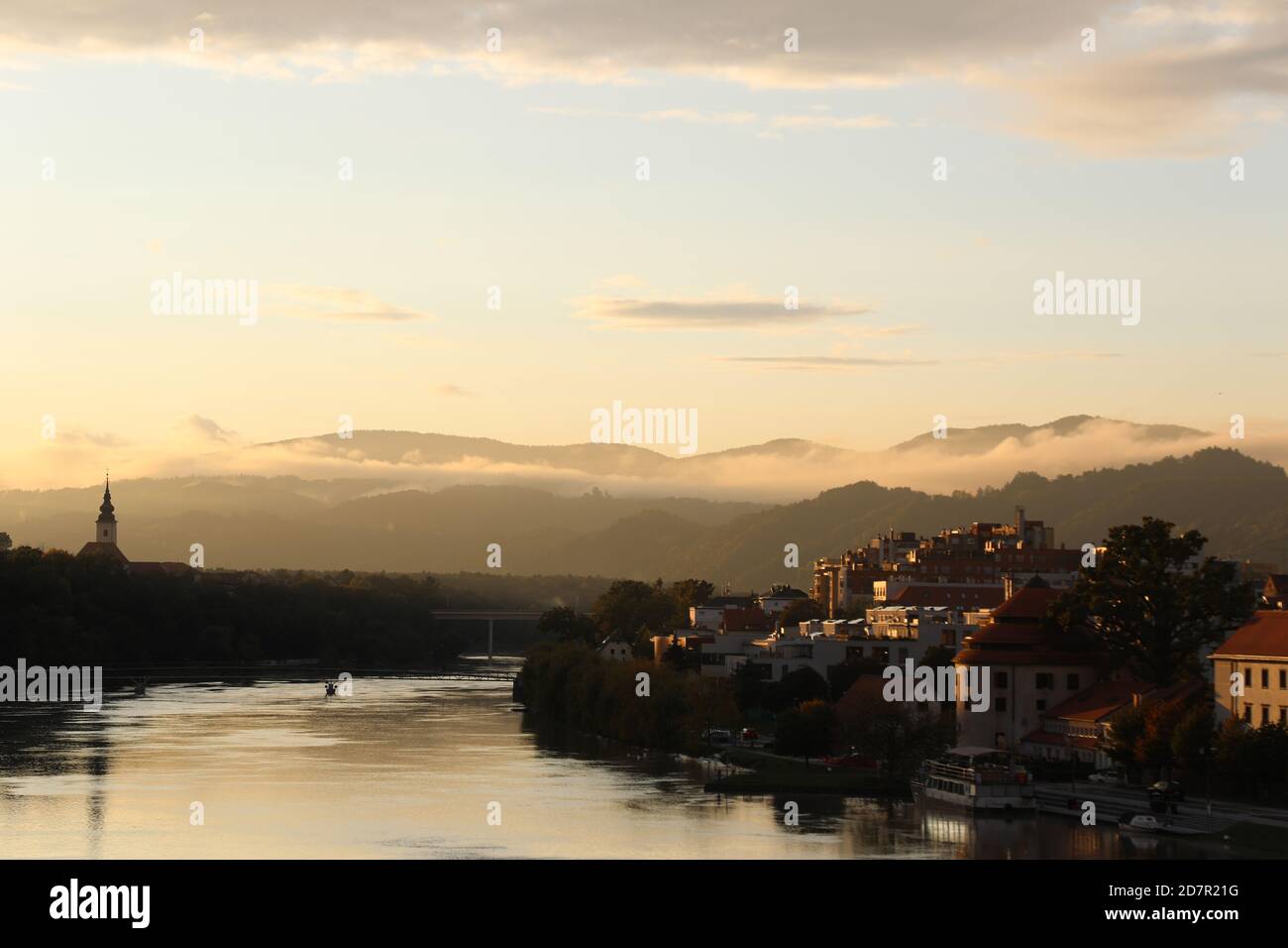 Il fiume Drava a Maribor nella Slovenia orientale Foto Stock