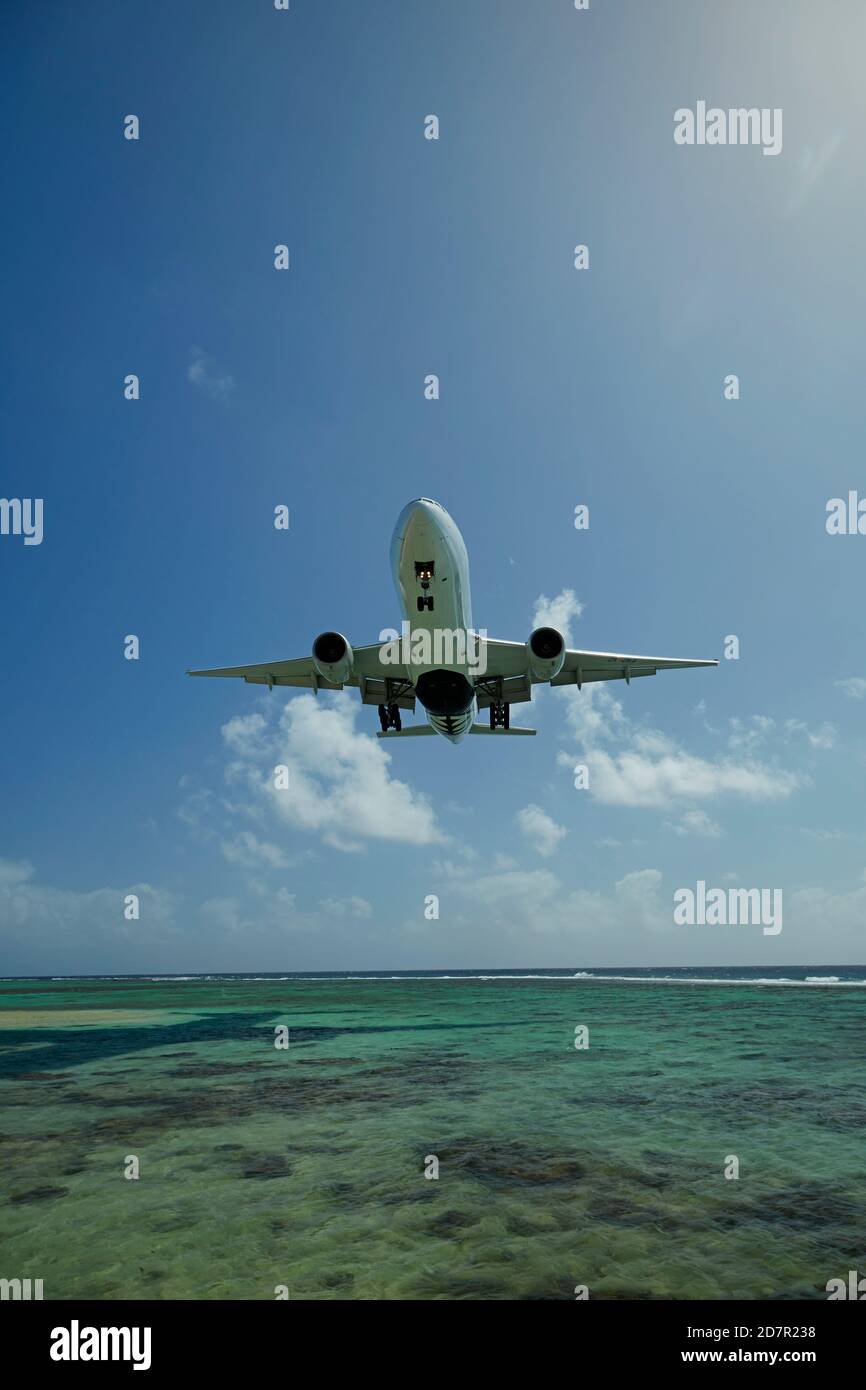 Aereo della Nuova Zelanda atterrando all'aeroporto internazionale di Rarotonga, Avarua, Rarotonga, Isole Cook, Sud Pacifico Foto Stock