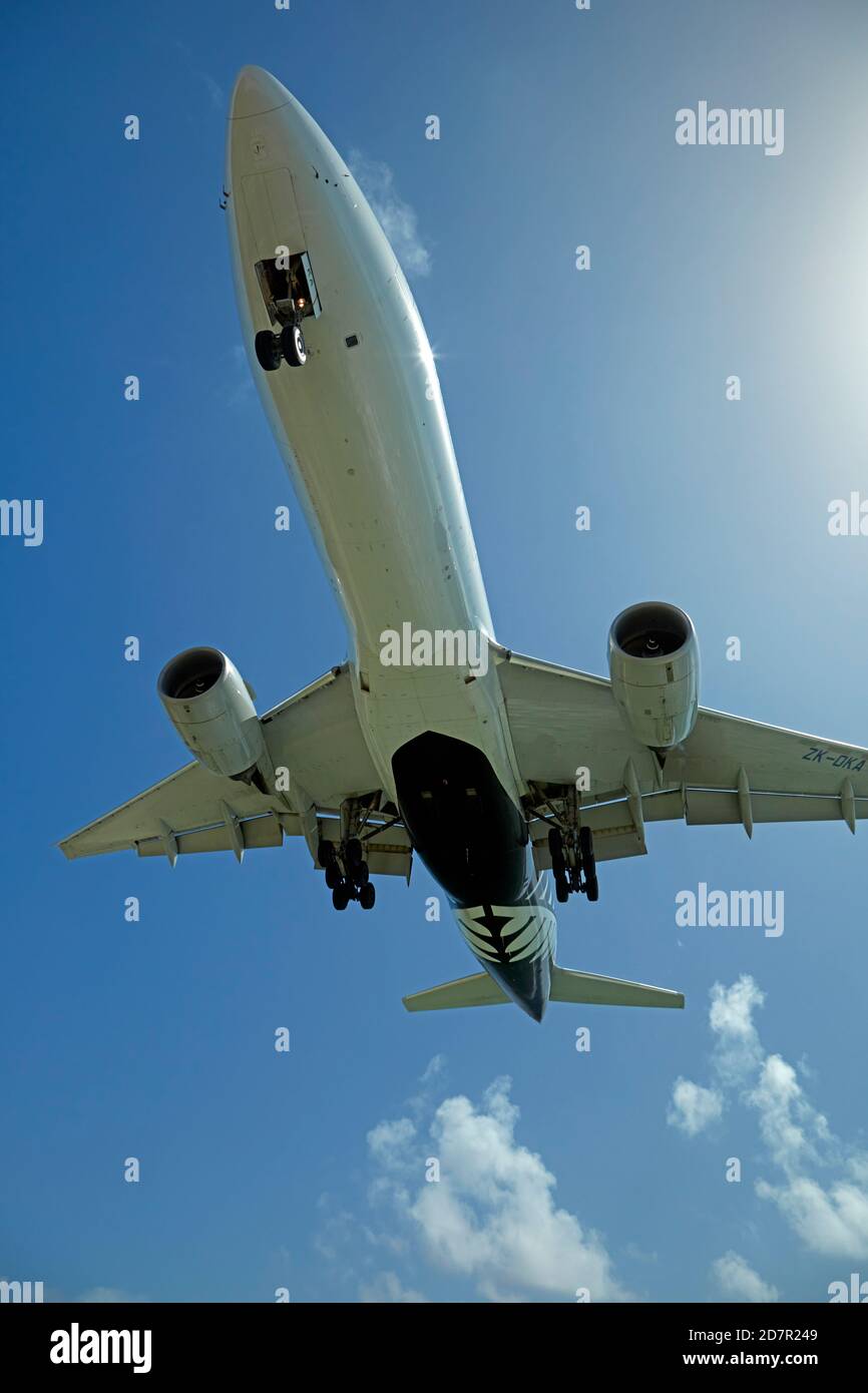 Aereo della Nuova Zelanda atterrando all'aeroporto internazionale di Rarotonga, Avarua, Rarotonga, Isole Cook, Sud Pacifico Foto Stock