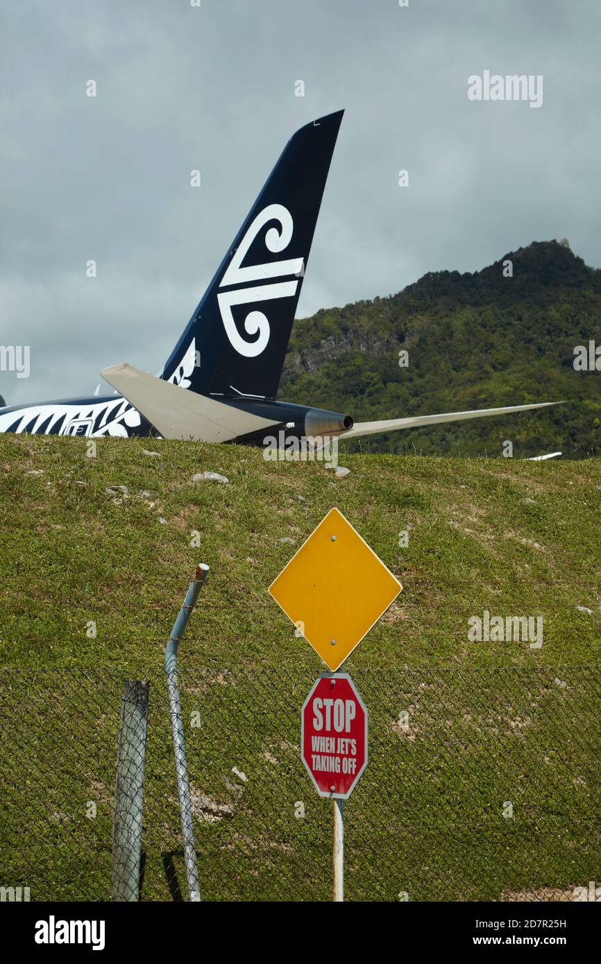 Cartello di avvertimento e aereo Air New Zealand in procinto di decollo all'Aeroporto Internazionale di Rarotonga, Avarua, Rarotonga, Cook Islands, Sud Pacifico Foto Stock