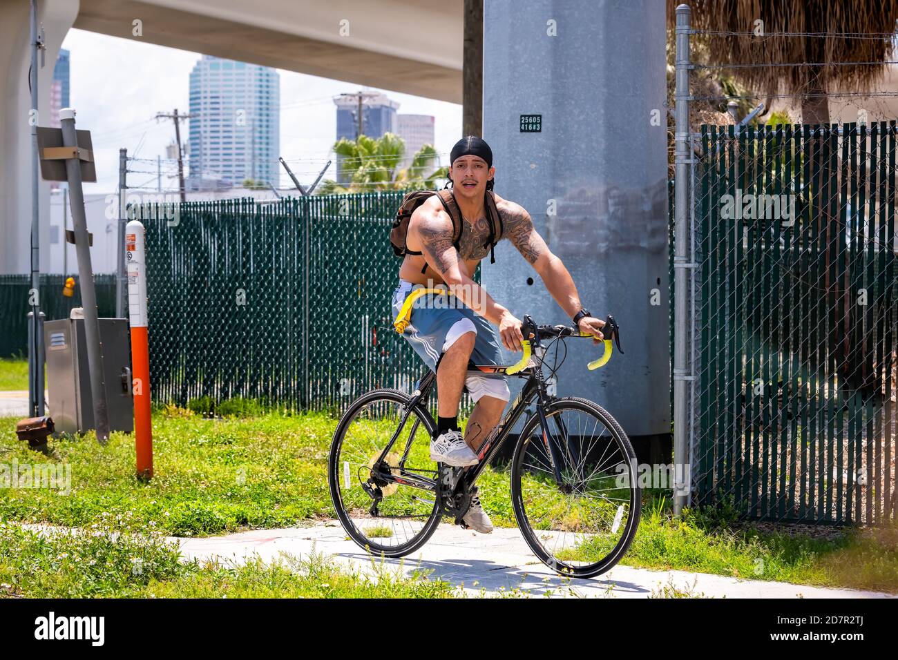 Tampa, Stati Uniti d'America - 27 aprile 2018: Città del centro in Florida nella città di Ybor storico quartiere di riferimento e candida uomo locale in bicicletta Foto Stock