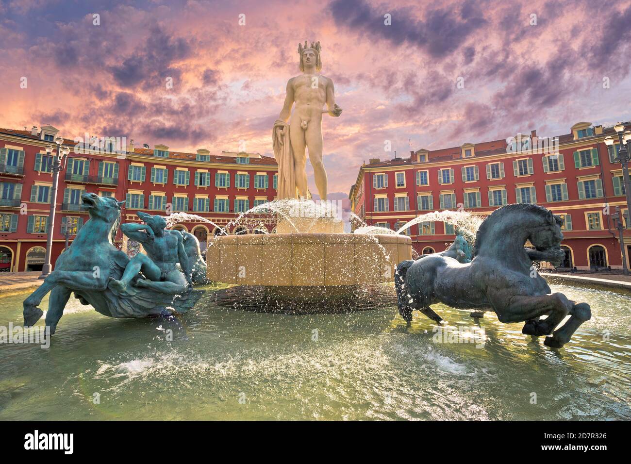Città di NIZZA Place Massena Square e Fontana du Soleil visualizza, destinazione turistica della riviera francese, Alpes Maritimes dipartimento di Francia Foto Stock