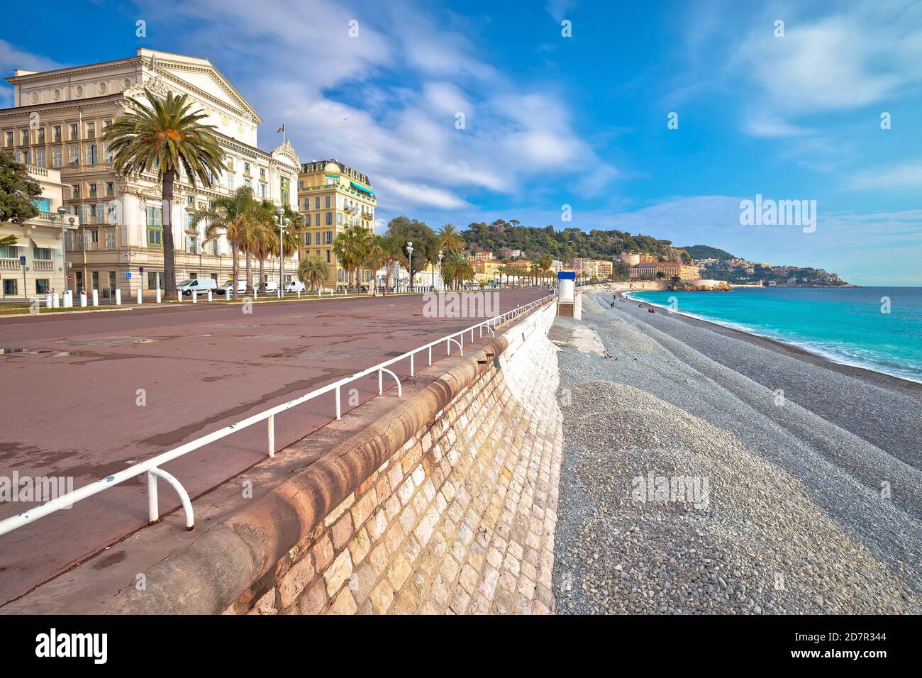 Passeggiata inglese famosa passerella e spiaggia nella città di Nizza, costa azzurra, Alpi Marittime, Francia Foto Stock