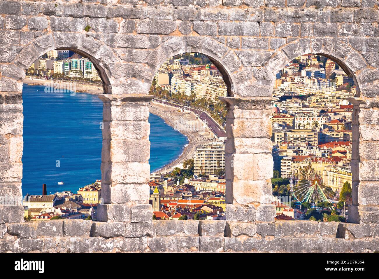 Città di Nizza e lungomare Promenade des Anglais vista aerea attraverso finestre in pietra, costa azzurra, dipartimento delle Alpi Marittime della Francia Foto Stock