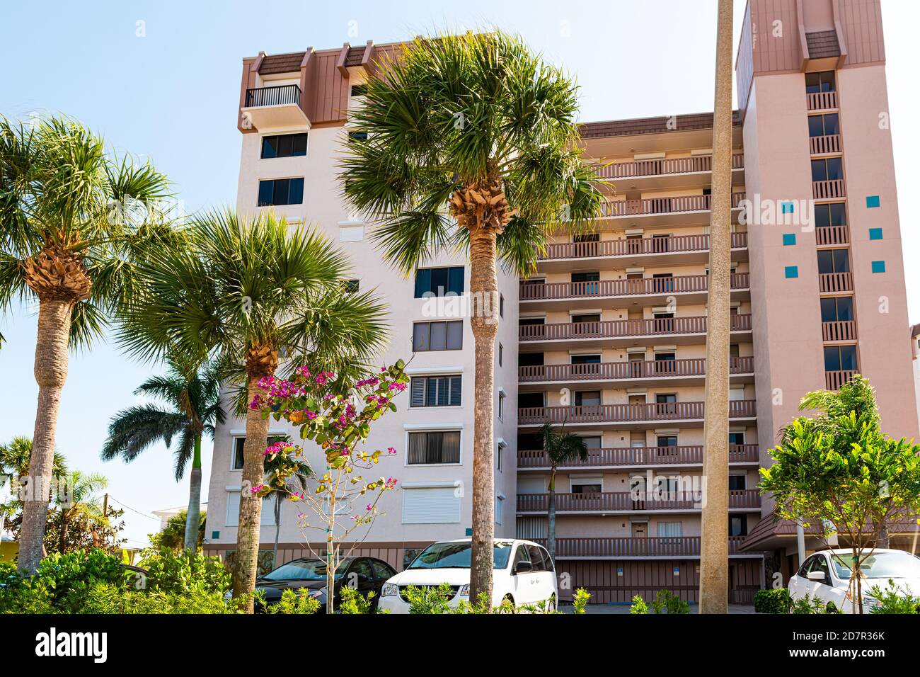Fort Myers Beach, Stati Uniti d'America - 29 aprile 2018: Costa del golfo della Florida con appartamento edificio edificio hotel lungomare architettura e palme in giornata di sole Foto Stock