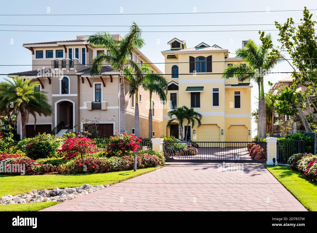 Fort Myers Beach, Stati Uniti d'America - 29 aprile 2018: Il golfo della Florida della costa del messico con le case costose di lusso edifici lungomare architettura moderna gated archi Foto Stock
