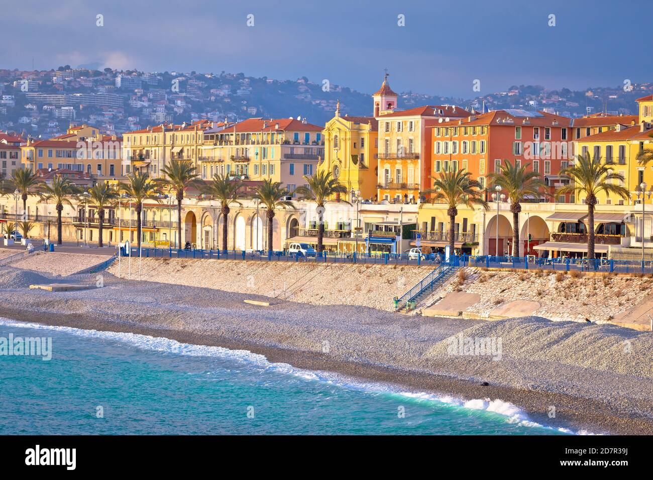 Città di Nizza Promenade des Anglais e vista sul lungomare, costa azzurra, dipartimento delle Alpi Marittime della Francia Foto Stock