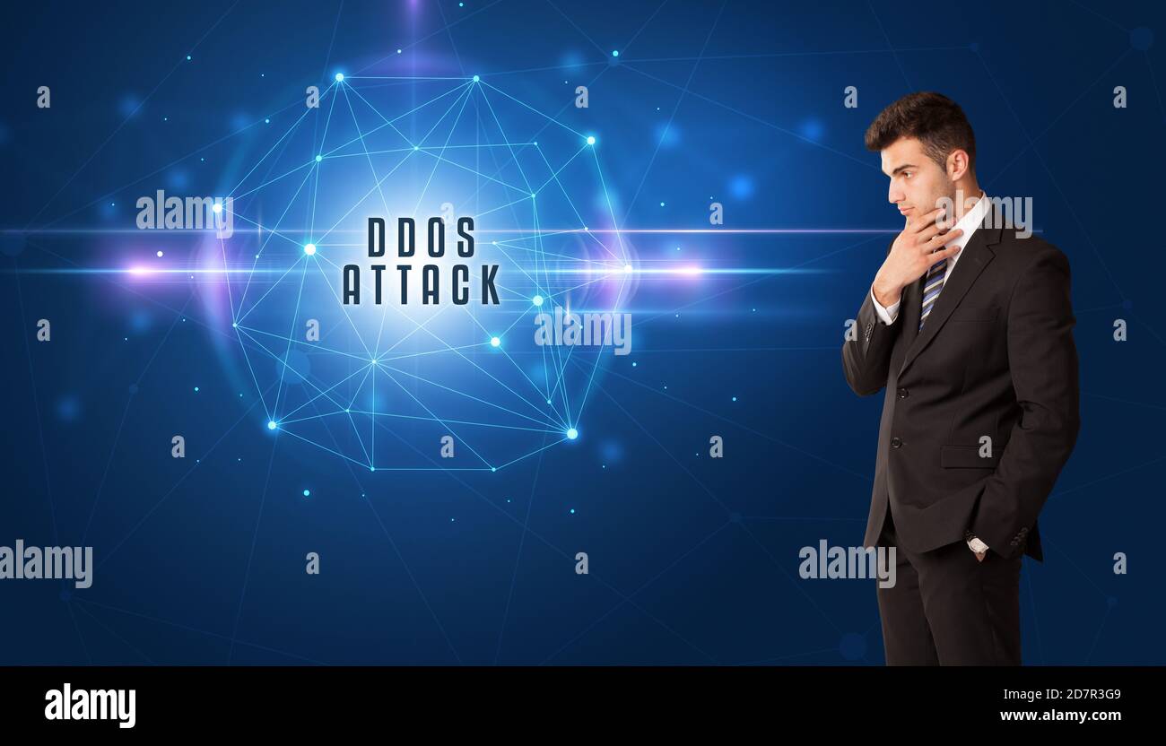 Imprenditore a pensare a soluzioni di sicurezza con attacco DDOS iscrizione Foto Stock