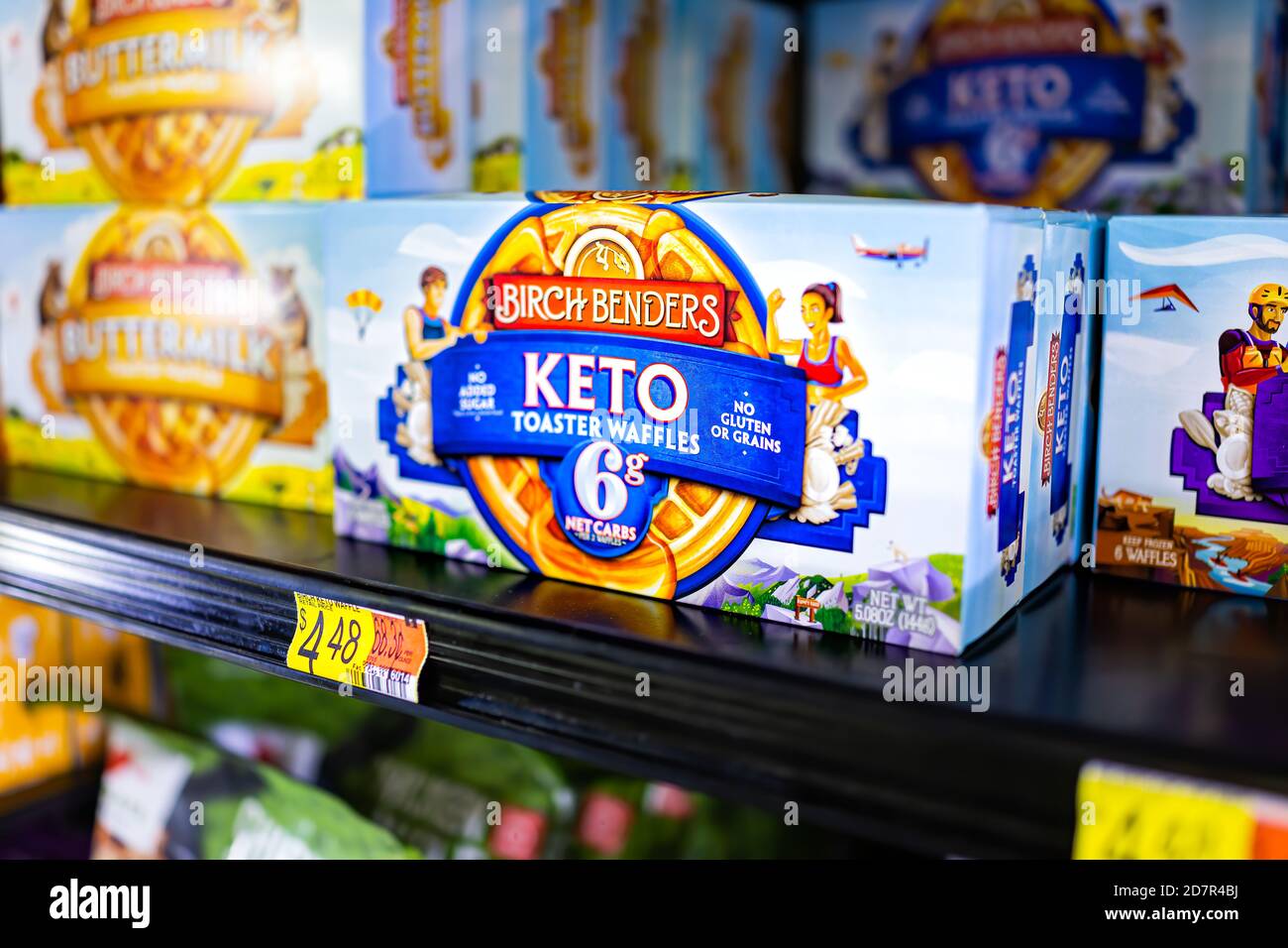 Sterling, USA - 28 settembre 2020: Closeup di Birch Benders keto colazione pasto tostapane waffle su scaffale di alimentari al dettaglio nel supermercato Walmart con p Foto Stock