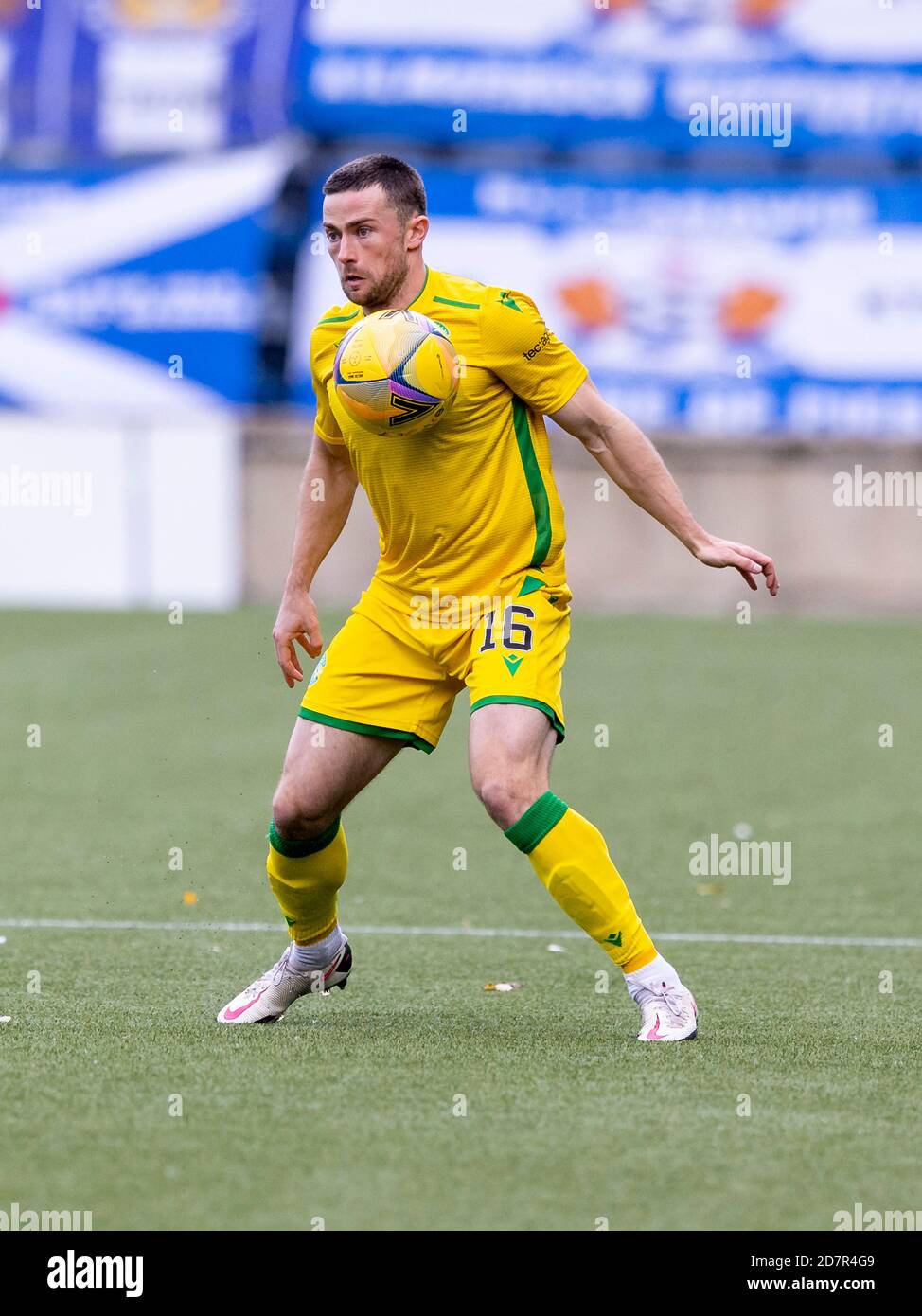 Lewis Stevenson di Hibernian durante l'appuntamento di Kilmarnock contro Hibernian al Rugby Park Stadium sabato 24 ottobre 2020. Foto Stock