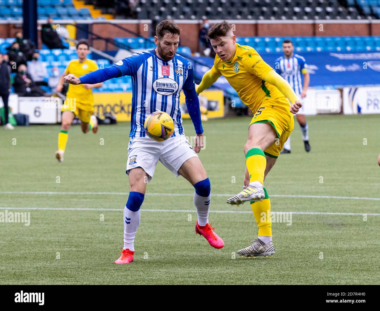 Kevin Nisbet di Hibernian prende su Kirk Broadfoot di Kilmarnock Durante il Kilmarnock contro l'Hibernian al Rugby Park Stadium Sabato 24 ottobre Foto Stock