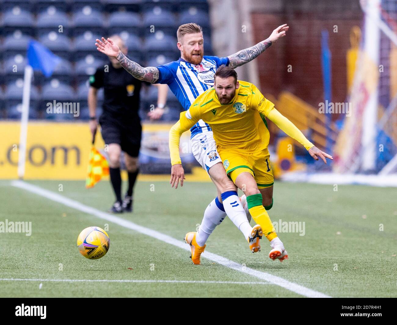 Alan Power of Kilmarnock fouls Martin Boyle of Hibernian durante l'appuntamento di Kilmarnock contro Hibernian al Rugby Park Stadium sabato 24 ottobre 2020. Foto Stock