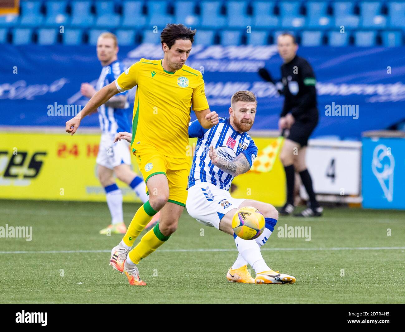 Joe Newell di Hibernian e Alan Power di Kilmarnock competono Per il possesso della palla durante il Kilmarnock contro Hibernian Attrezzatura al Rugby Park Stadi Foto Stock