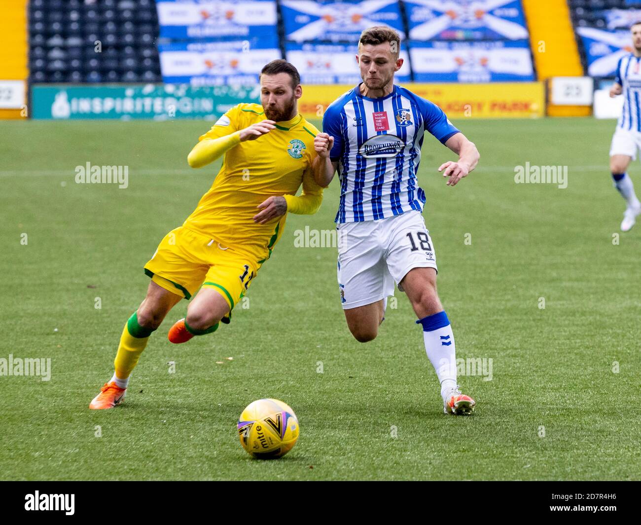 Martin Boyle di Hibernian e Callum acque di Kilmarnock competere Per il possesso della palla durante il Kilmarnock contro Hibernian Attrezzatura al Rugby Park Foto Stock