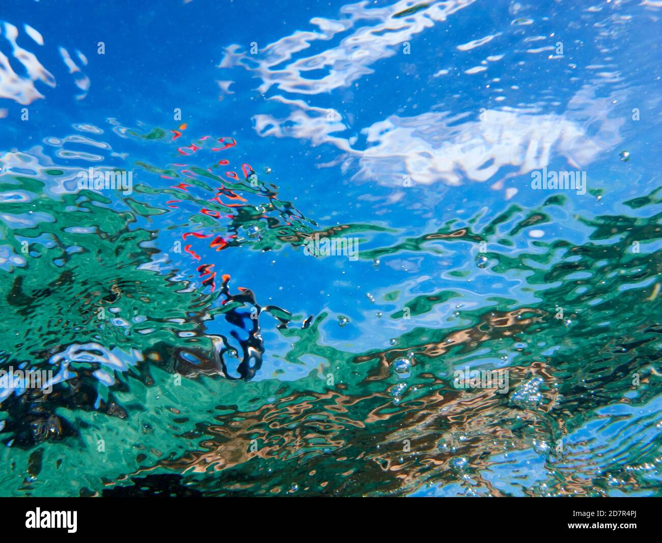 Modelli di acqua di superficie dal basso, Rarotonga, Isole Cook, Sud Pacifico Foto Stock