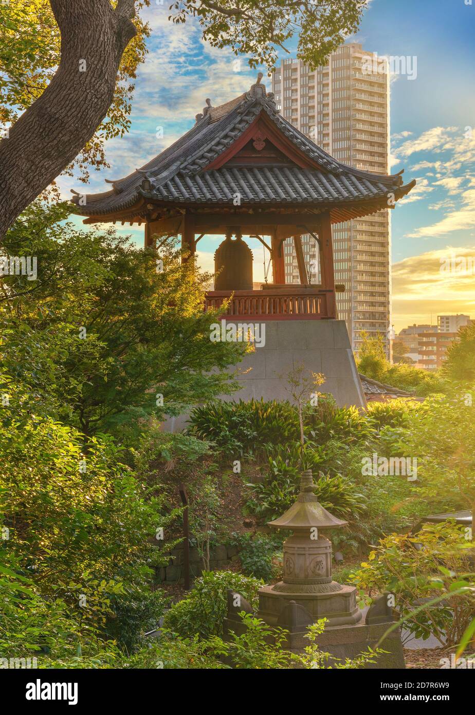 tokyo, giappone - ottobre 20 2020: Tramonto sulla campana di Shōrō ai piedi del Monte Daibutsu nel Parco di Ueno conosciuto come Campana del tempo del Tempio di Kaneiji reso famoso b Foto Stock