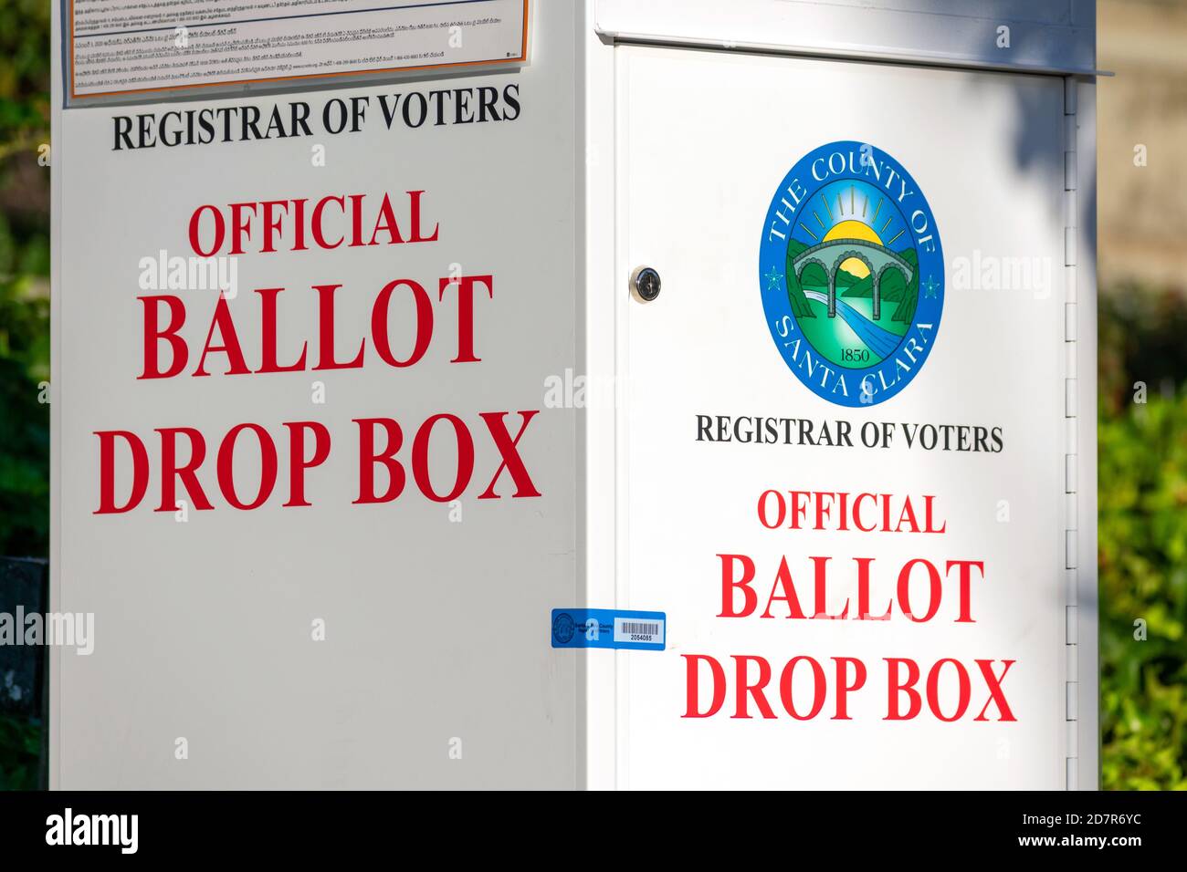 Voto ufficiale per posta BALLot Drop Box situato all'aperto - Santa Clara, California, USA - 20 ottobre 2020 Foto Stock