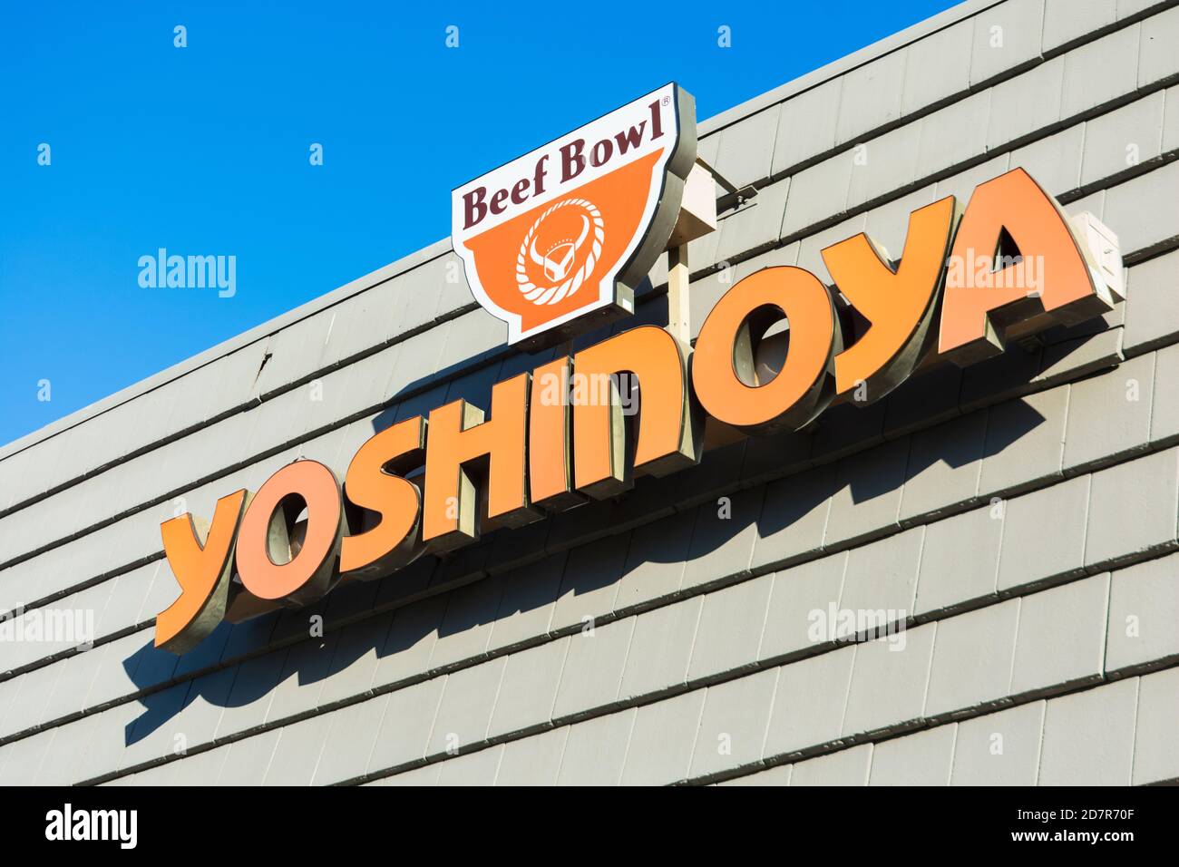 Esterno del ristorante Yoshinoya Beef Bowl. Yoshinoya è una catena di ristoranti fast food giapponese - Cupertino, California, USA - 2020 Foto Stock