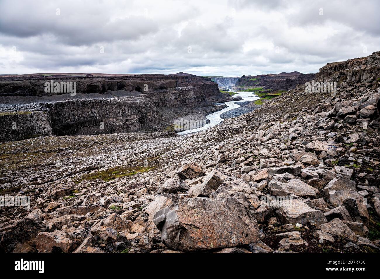 Islanda cascata Dettifoss fiume canyon con cielo grigio e grigio Acqua con rupe rocciose grigie e nessuno in Vatnajokull National Parcheggio Foto Stock