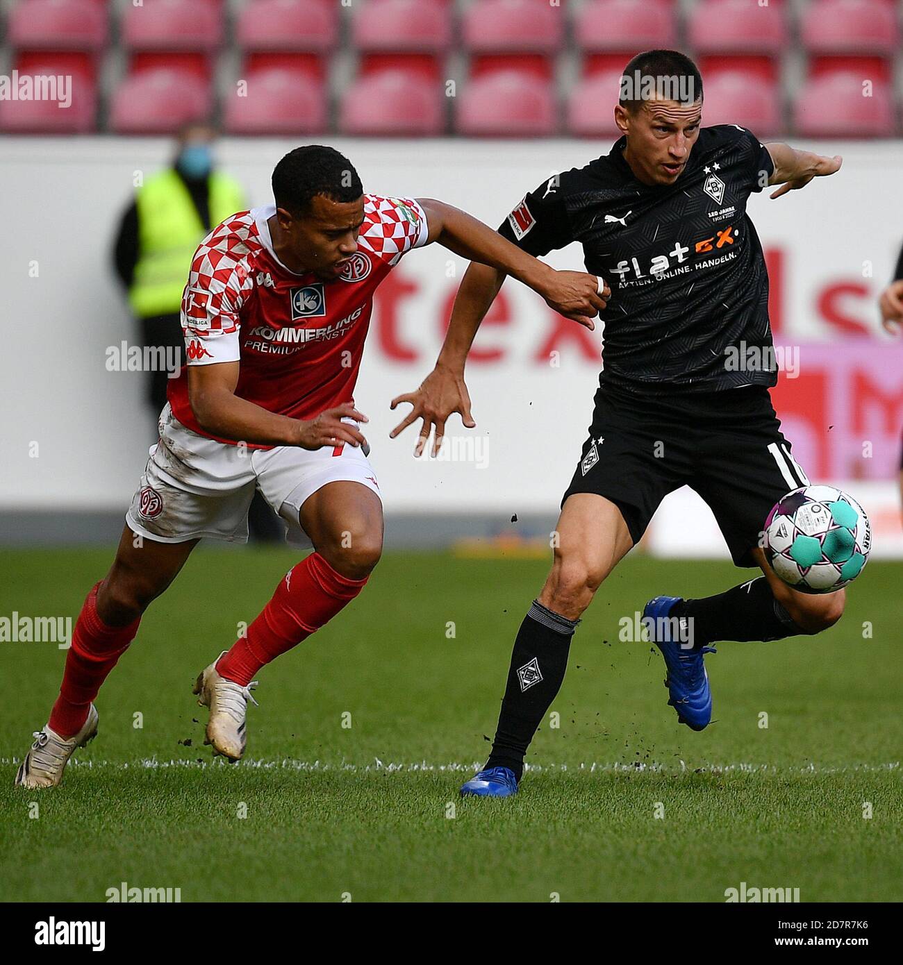 Magonza, Germania. 24 Ott 2020. Robin Quaison (L) di FSV Mainz 05 vies con Stefan Lainer di Borussia Moenchengladbach durante una partita di calcio della Bundesliga tedesca tra Borussia Moenchengladbach e FSV Mainz 05 a Magonza, Germania, 24 ottobre 2020. Credit: Ulrich Hufnagel/Xinhua/Alamy Live News Foto Stock