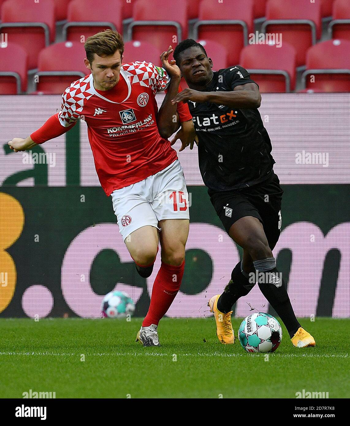 Magonza, Germania. 24 Ott 2020. Luca Kilian (L) di FSV Mainz 05 vies con Breel Embolo di Borussia Moenchengladbach durante una partita di calcio tedesca della Bundesliga tra Borussia Moenchengladbach e FSV Mainz 05 a Mainz, Germania, 24 ottobre 2020. Credit: Ulrich Hufnagel/Xinhua/Alamy Live News Foto Stock