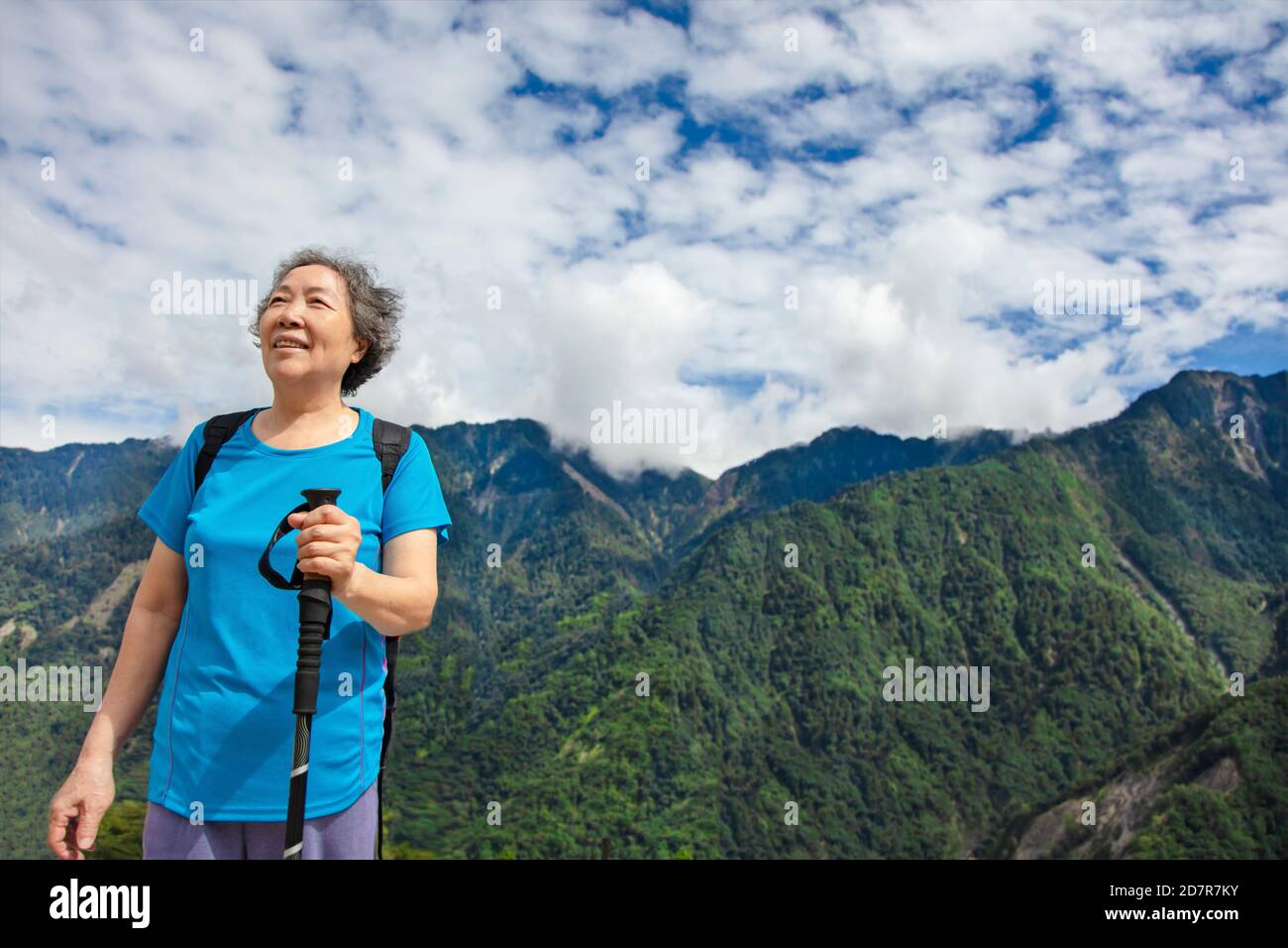 Asian Senior donna escursioni sulle belle montagne Foto Stock