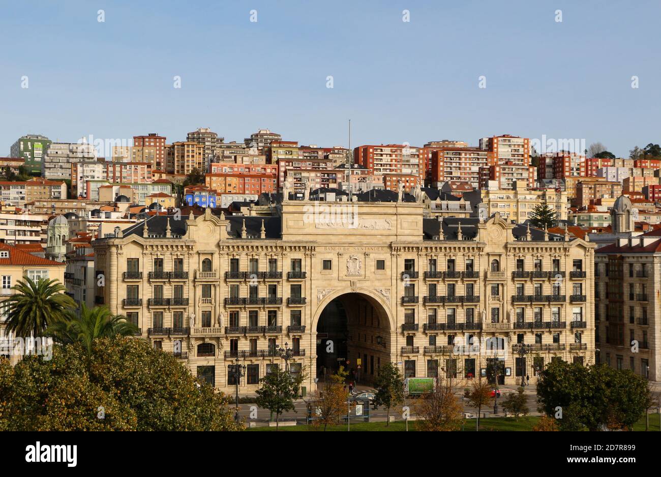 La vecchia sede originale del Banco de Santander sul Via principale Paseo de Pereda a Santander Cantabria Spagna da Il Centro Botanico Art Center Foto Stock