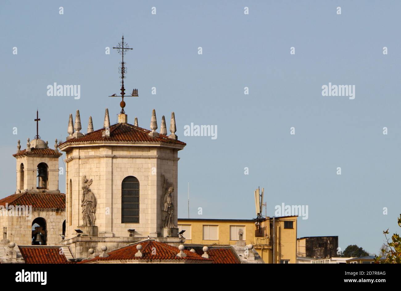 Torri della Cattedrale di Santander con un design di nave Clipper Paletta del vento Santander Cantabria Spagna Foto Stock