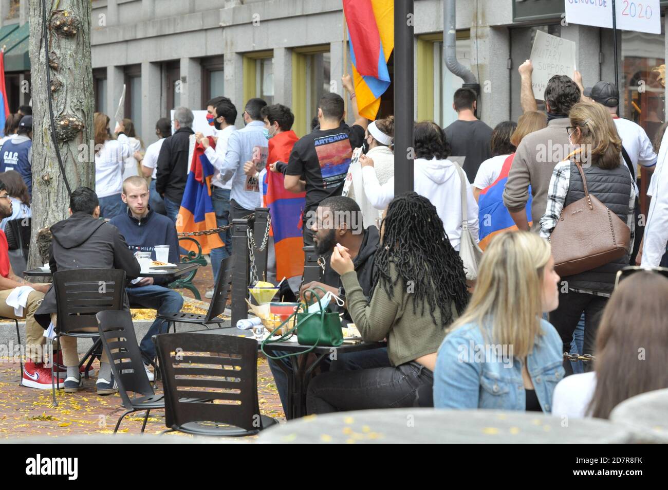 Boston, Massachusetts, Stati Uniti. 24 Ott 2020. Armeno-Americani radunano e protestano gli attacchi azerbaigiani e turchi e l'aggressione alla Repubblica di Artsakh, Nagorno Karabakh, in un'azione silenziosa alla Faneuil Hall e al mercato di Quincy a Boston. Turisti e gente del posto fuori per un ultimo giorno caldo dell'autunno nonostante il Covid-19 Pandemic finalmente interagì con i dimostranti dopo aver letto i segni informativi sulla crisi iniziata con il 27 settembre, Attacco alla Repubblica di Artsakh da parte delle forze azere che vogliono riprendere la terra con un'azione militare. (Credit Image: © Kenneth Martin/ Foto Stock