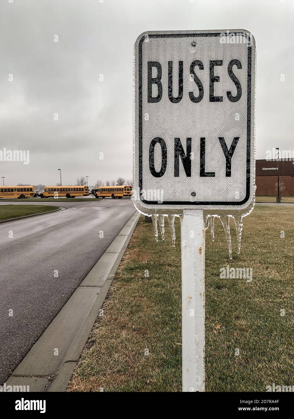 L'inizio della scuola è stato ritardato a causa del maltempo in inverno Foto Stock